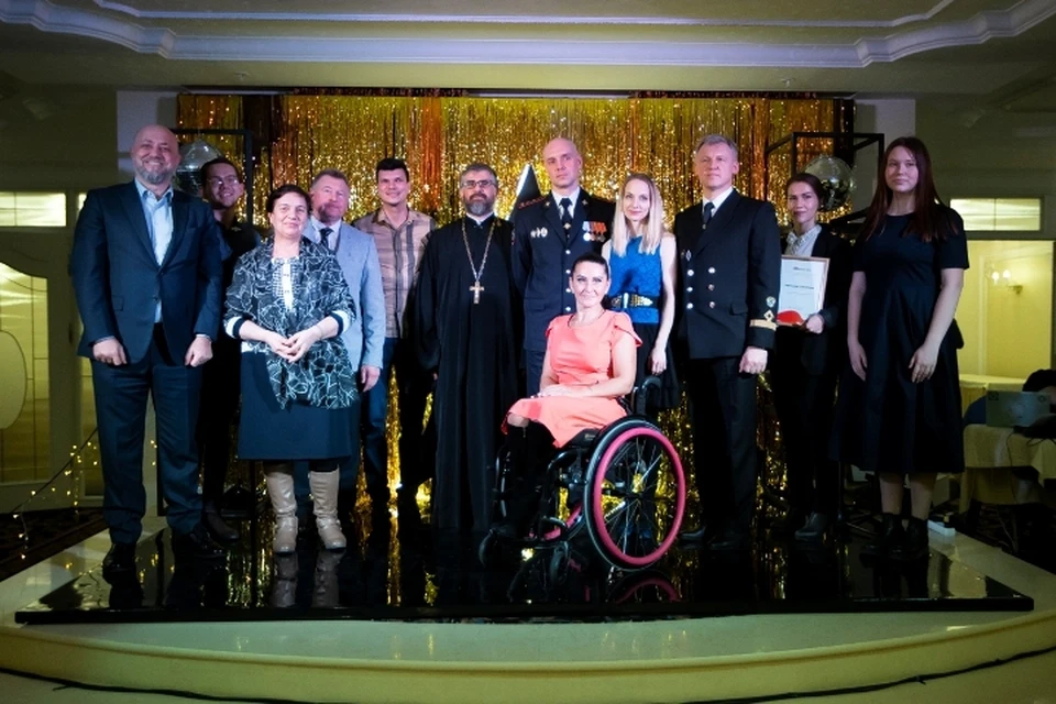 Коллективный снимок на память: на сцену поднялись лауреаты премии "Медиагерой".