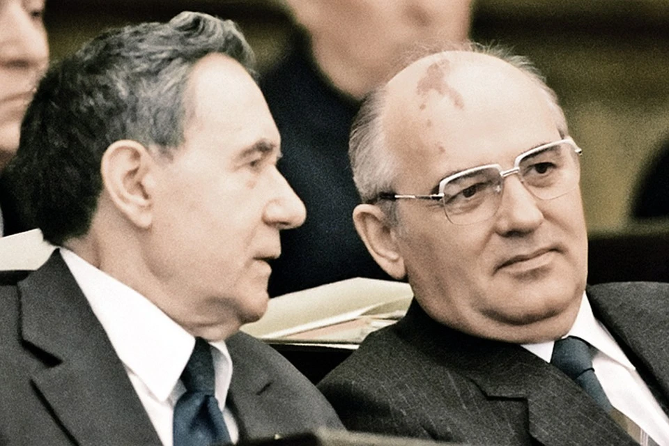 Министр иностранных дел Андрей Громыко должен был лететь с Горбачевым в ГДР. Но накануне ему стало плохо и он потерял сознание...