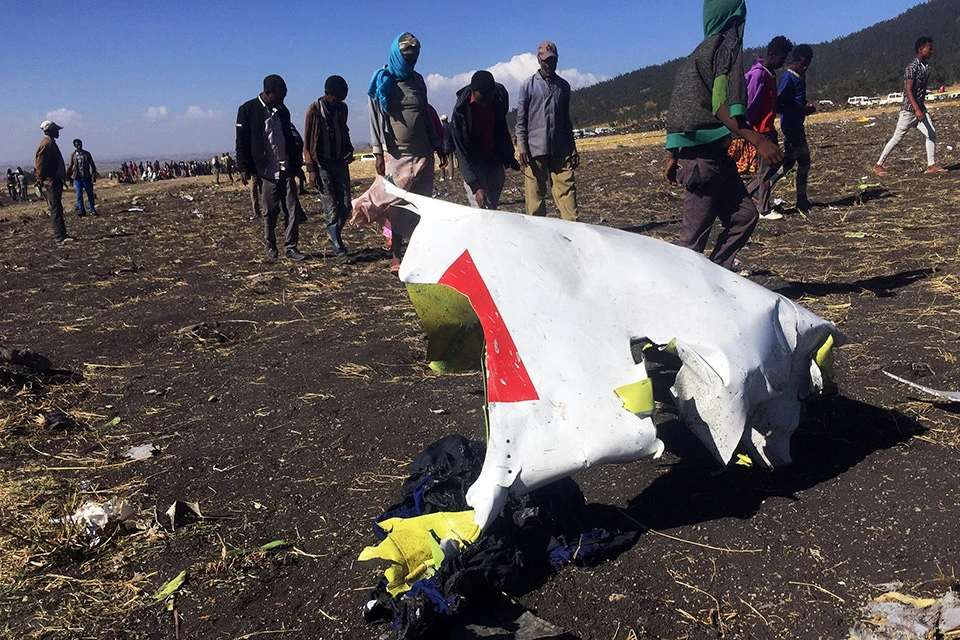 На месте крушения самолета Boeing 737 Max 800 в Эфиопии.