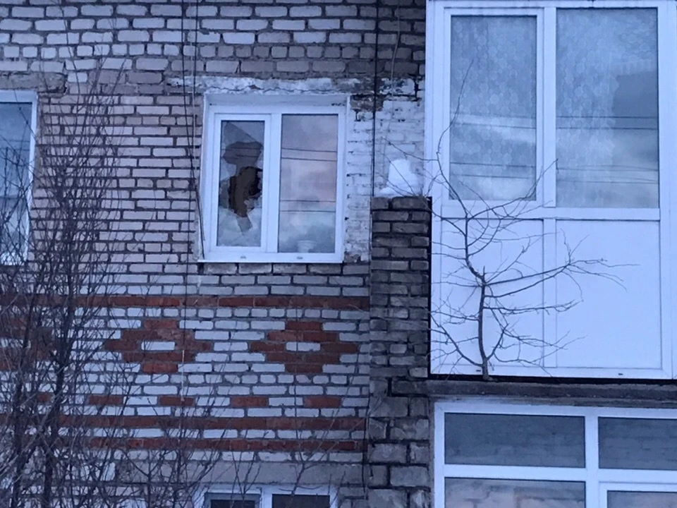 Чтобы попасть в квартиру, пришлось сломать окно. Фото Альберта Халимова