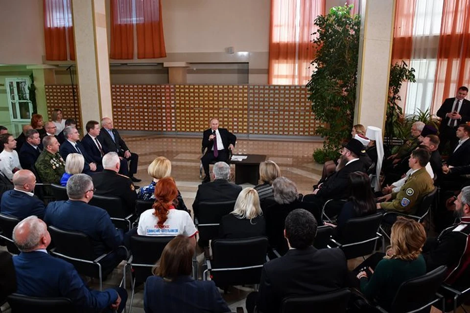 Президент РФ Владимир Путин на встрече с представителями общественности Крыма и Севастополя