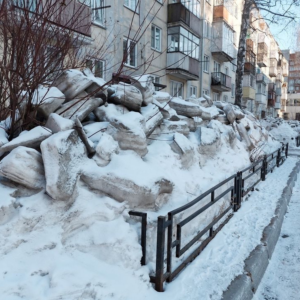 Уберите это безобразие»: Новосибирск снова тонет в снегу - KP.RU