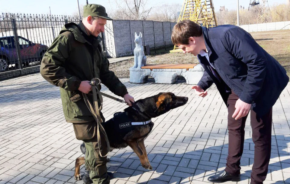 Гендиректор ГП "Почта Донбасса" Денис Неудачин лично приехал отблагодарить пса