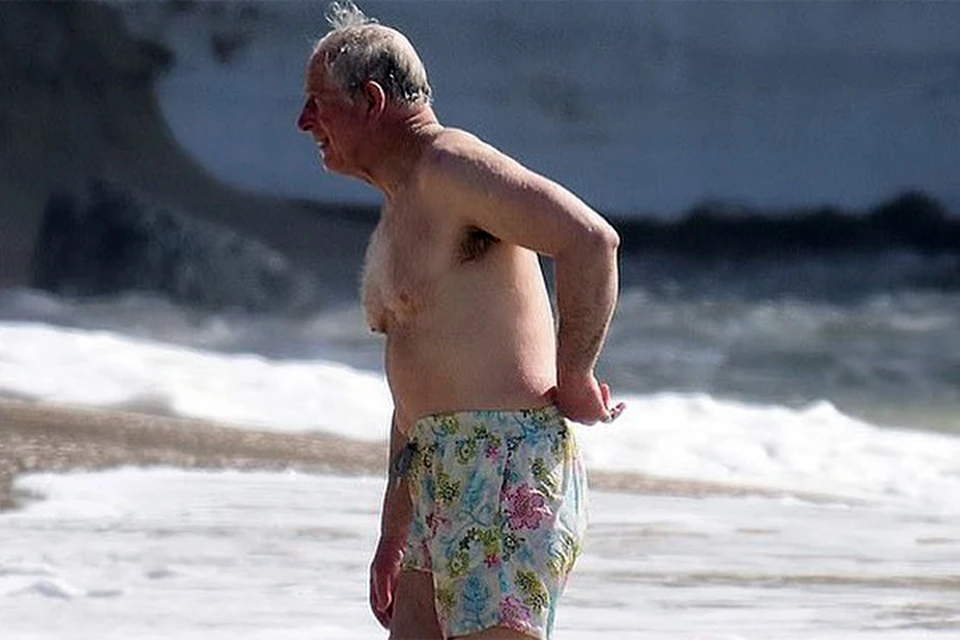 70-летний принц Чарльз с возлюбленной появился на пляже.