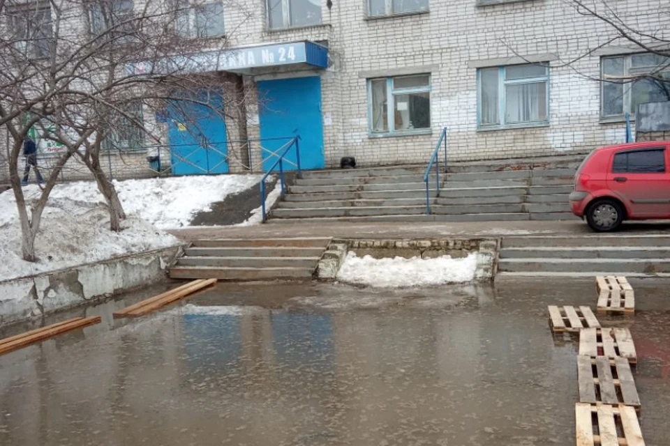 В Нижнем Новгороде затопило дорогу к поликлинике №24. Фото: https://vk.com/kstatinn