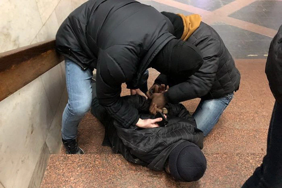 Распространенное СБУ фото задержания харьковского "террориста".