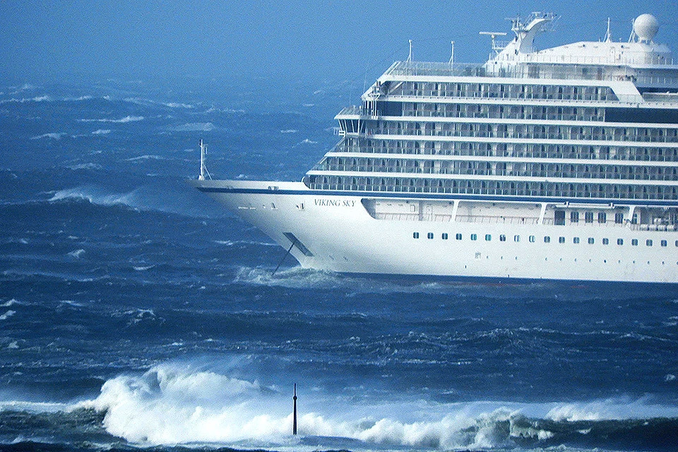 У берегов Норвегии потерял ход круизный лайнер Viking Sky