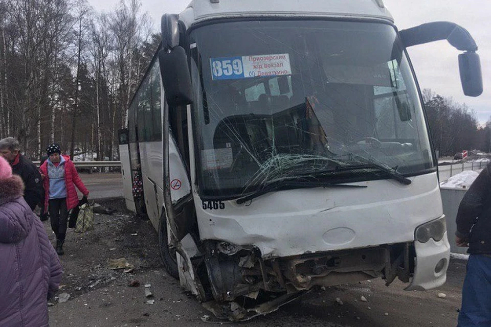 В Ленобласти произошло массовое ДТП с пассажирским автобусом
