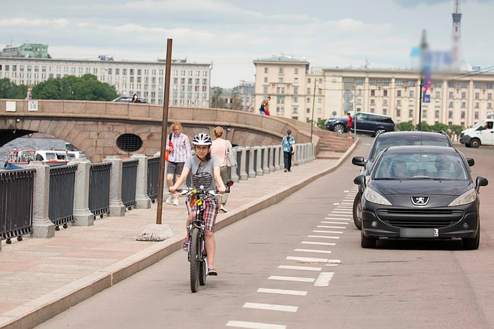 В велосообществе Петербурга посетовали, как мало у нас в городе дорожек.