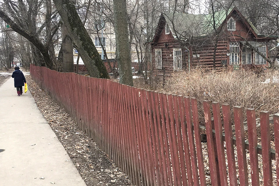 В Москве еще остались частные деревянные домики.