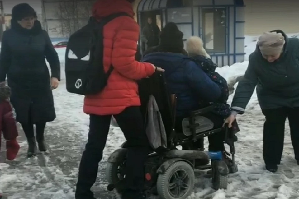 Жительница Ноябрьска показала, как она ездит по городу на инвалидной коляске. Фото группы "Происшествия Ноябрьск" vk.com