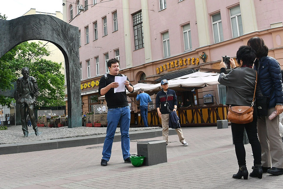Москва, 2017 год. Корреспондент `Комсомольской правды ` Павел Клоков читает стихи на старом Арбате рядом с памятником Булату Окуджаве.
