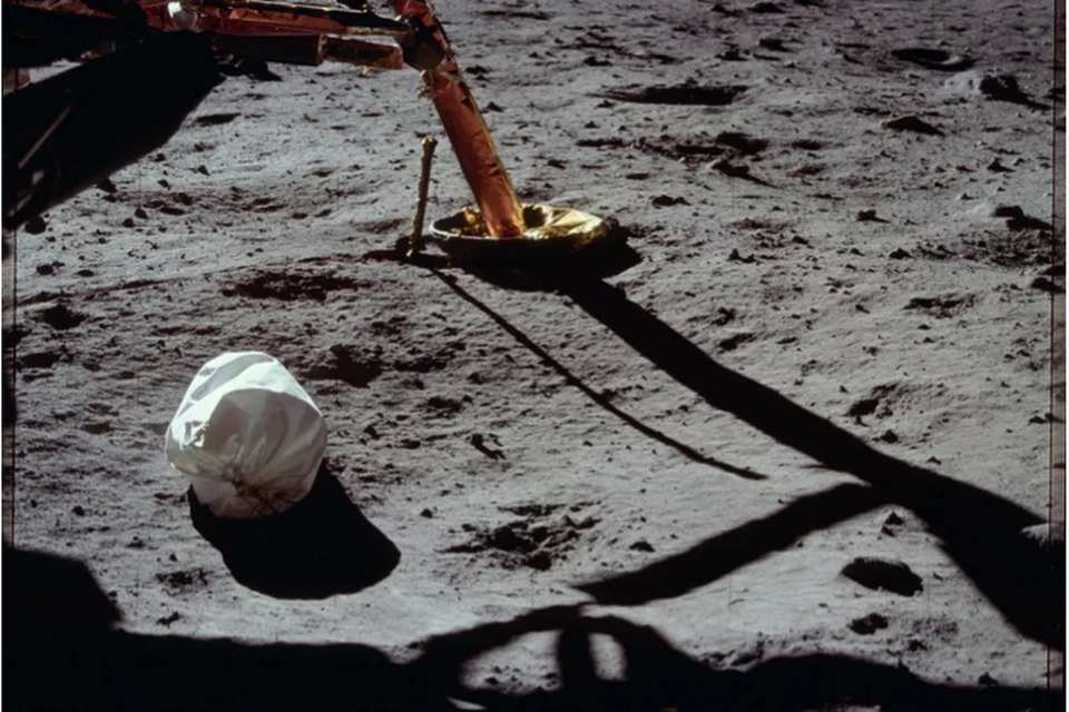 Мешок с отходами жизнедеятельности, лежащий у "ног" посадочной платформы Аполлона-11.