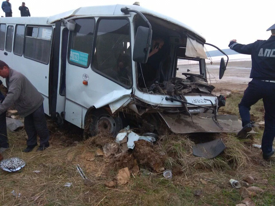 Автобус вылетел с трассы Керчь - Феодосия. Фото: Комсомольская правда