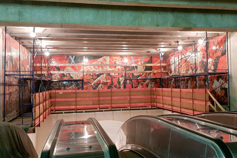 Журналистам показали, как будет выглядеть станция метро "Проспект Славы". Вестибюль украсит панно на тему пожарных.