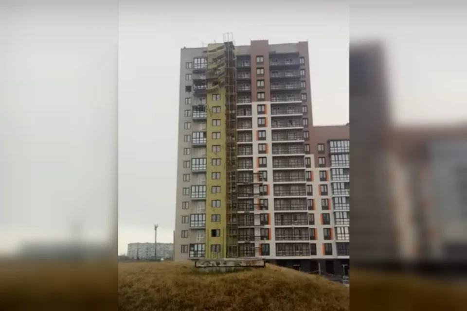 Строительные леса обрушились у одного из домов по улице Московской. Фото: скриншот с видео