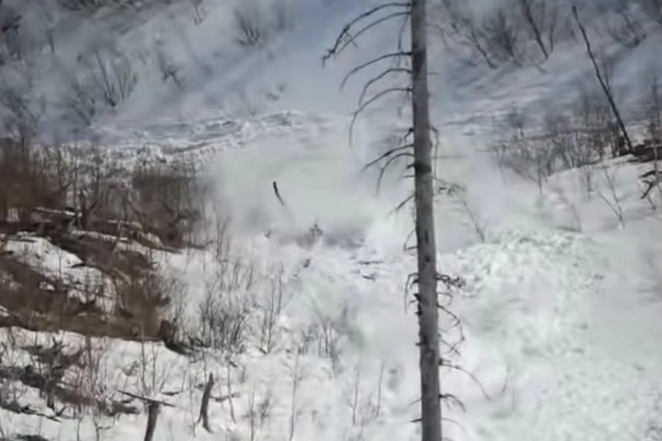 «Как вода пошла!»: туристы-экстремалы сняли на видео сход лавины в горах Хабаровского края. ФОТО: "Планета Тайга