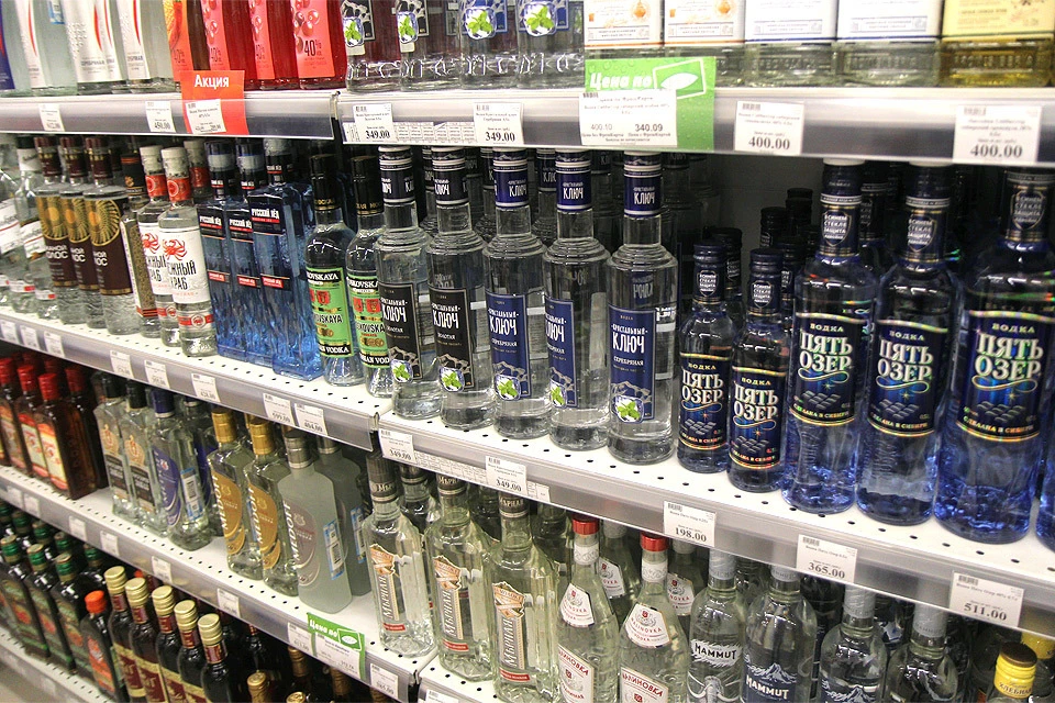 Полки с водкой в одном из супермаркетов Иркутска.