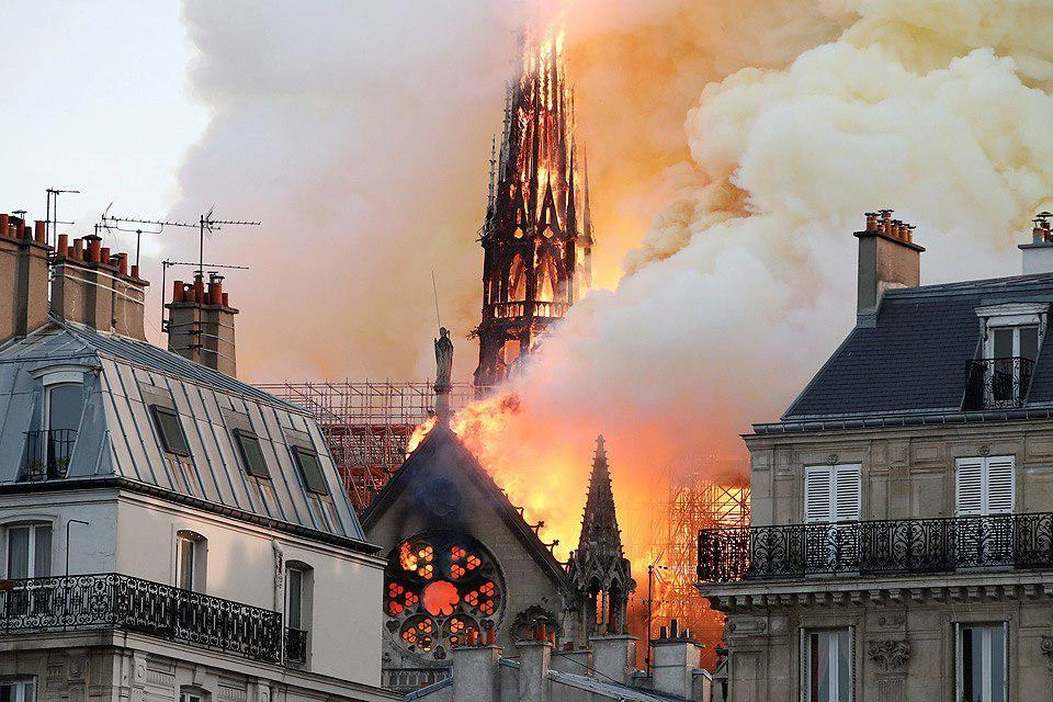Реликвиям собора Парижской Богоматери, где в понедельник вечером начался сильный пожар, ничего не угрожает