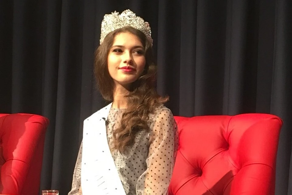 Несмотря на то, что большая часть пресс-конференции была посвящена конкурсу «Мисс Россия», на голове Ралины была корона, полученная на республиканском конкурсе красоты