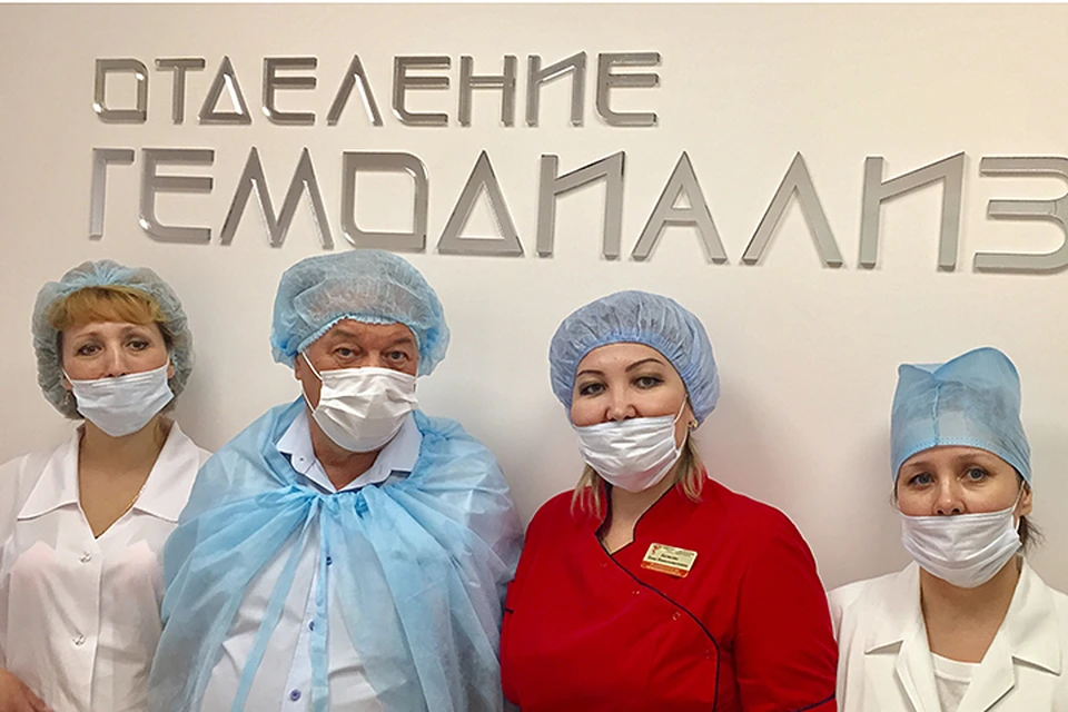 Наш корреспондент Александр Гамов (на фото второй слева) с медперсоналом Медногорского диализного центра