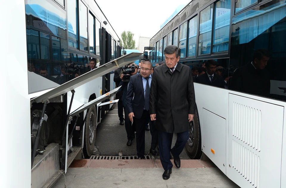 Сооронбай Жээнбеков к осмотру новых автобусов подошел ответственно