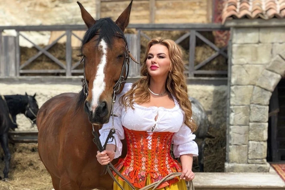 Актрисе к лицу новый наряд. Фото: Анна Семенович/Instagram