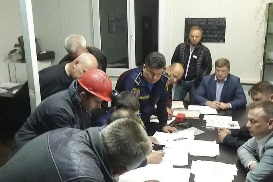 Всю ночь на шахте "Схидкордон" работала комиссия по спасению горняков и выяснению причин взрыва. ФОТО: ЛИЦ