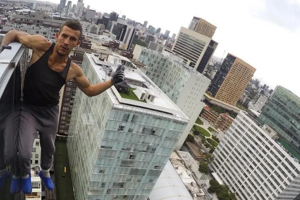 Павел Гогулан залезает без страховки на самые высокие здания в мире.