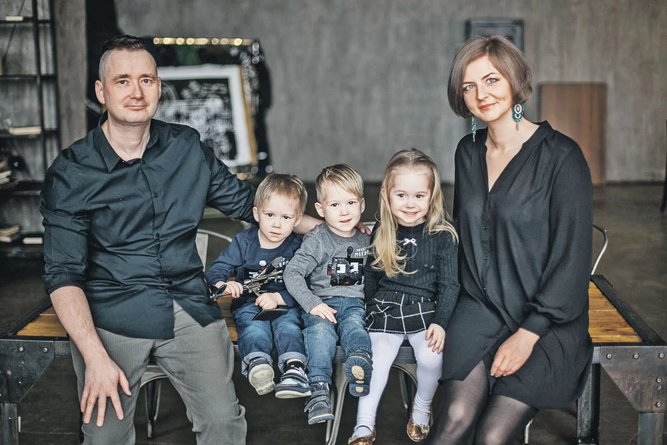Настя и Иван Аксяновы воспитывают троих детей: Федора, Ваню и Риту. Недавно малышам исполнилось три года. Фото: Марина БЕСЧАСТНОВА