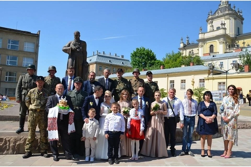 Во Львове гости заявились на свадьбу в нацистской и даже эсэсовской форме Фото: Эдуард Долинский в своем Facebook