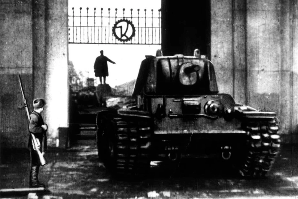 Пережив первую самую страшную блокадную зиму, Ленинград стал поставщиков вооружения для всей страны. Пересъемка Анатолия АГРАФЕНИНА