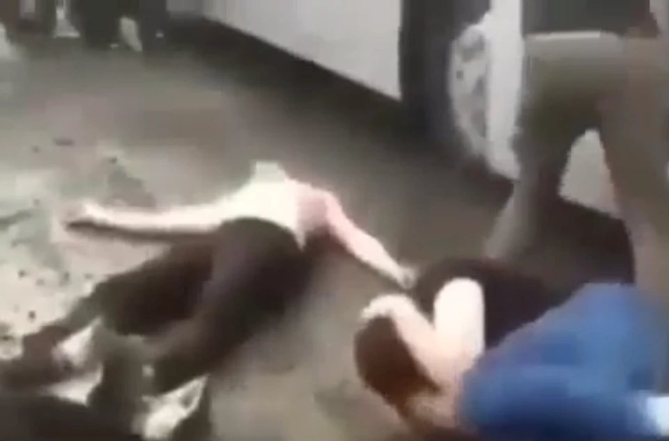 Видео разошлось по сему интернету, на нем видно, как лежачих мужчин избивают околофутбольщики, а за кадром слышен женский мат