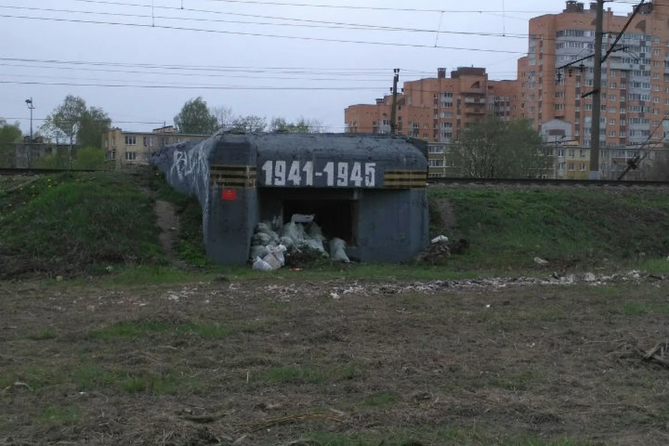 В Купчино завалили блокадный памятник мешками с мусором. Фото: группа "Новости Купчино"/Павел Швец.