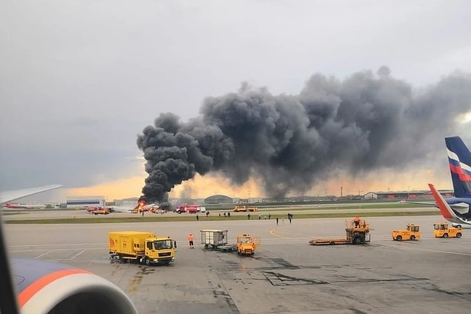 В Шереметьево экстренно вернулся Sukhoi SuperJet 100 и загорелся во время посадки