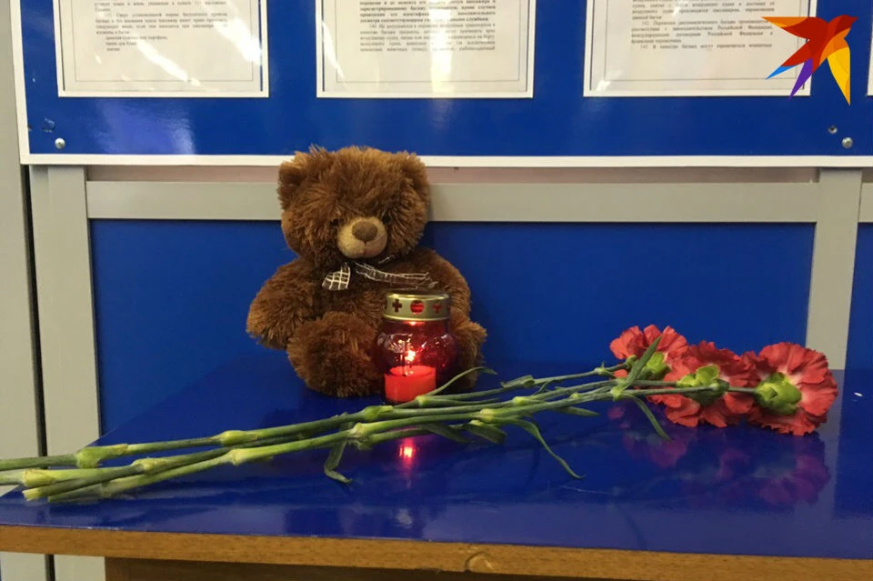 В аэропорту зажгли свечи и принесли цветы с игрушками в память о погибших.