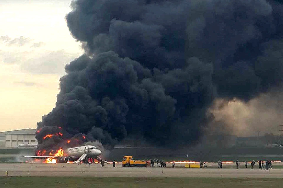 Самолет вспыхнул после приземления в аэропорту Шереметьево.