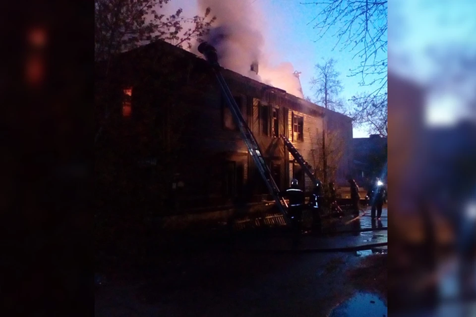 Прохожий спас восемь семей из горящего дома в Нижнем Новгороде. Фото: Александр РЕМЕЗОВ