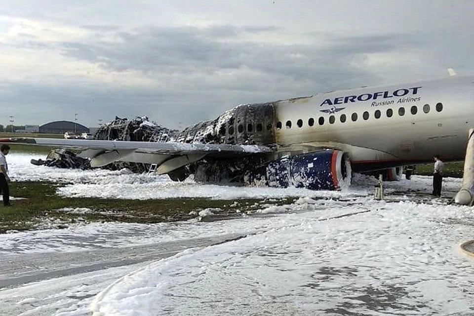 В результате пожара полностью выгорела половина самолета Фото: EAST NEWS