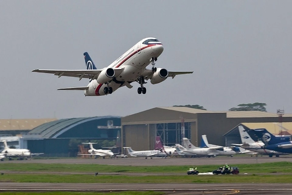 «Superjet 100» взлетает 9 мая из аэропорта Джакарты. Через 20 минут он врежется в гору.