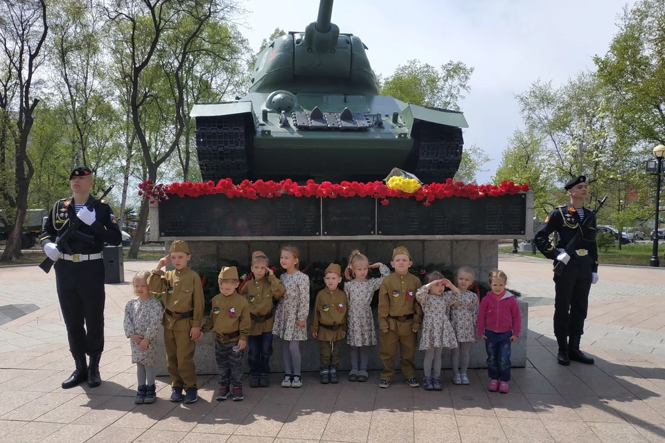 Маленькие патриоты в парке Победы во Владивостоке