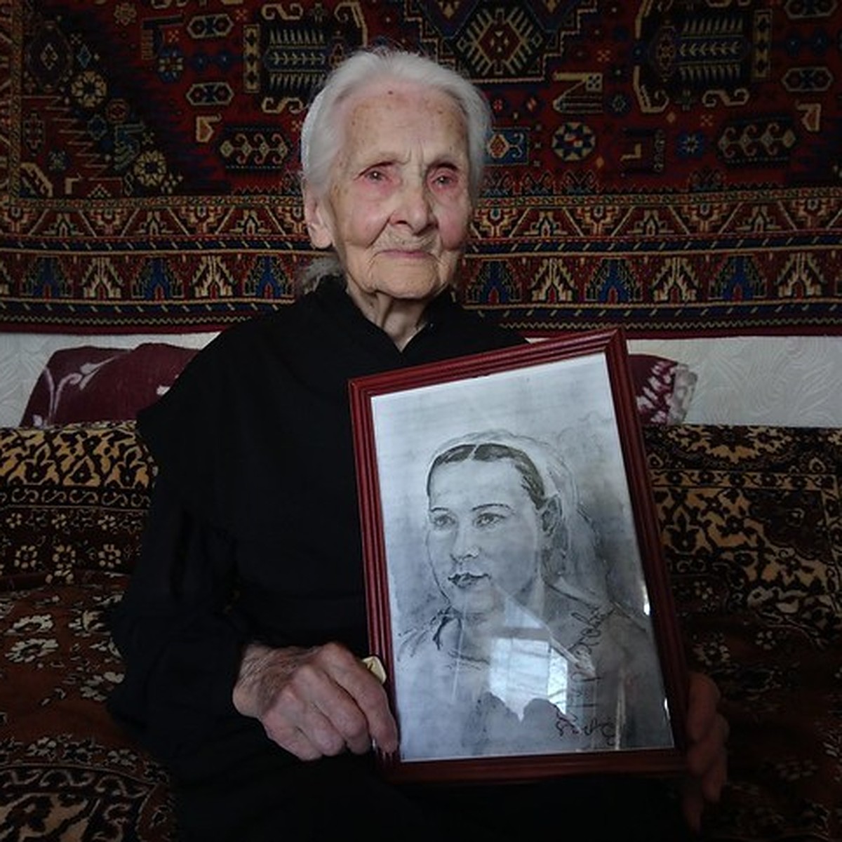 96-летняя врач военного госпиталя спустя 75 лет получила свой портрет,  нарисованный ее пациентом - KP.RU