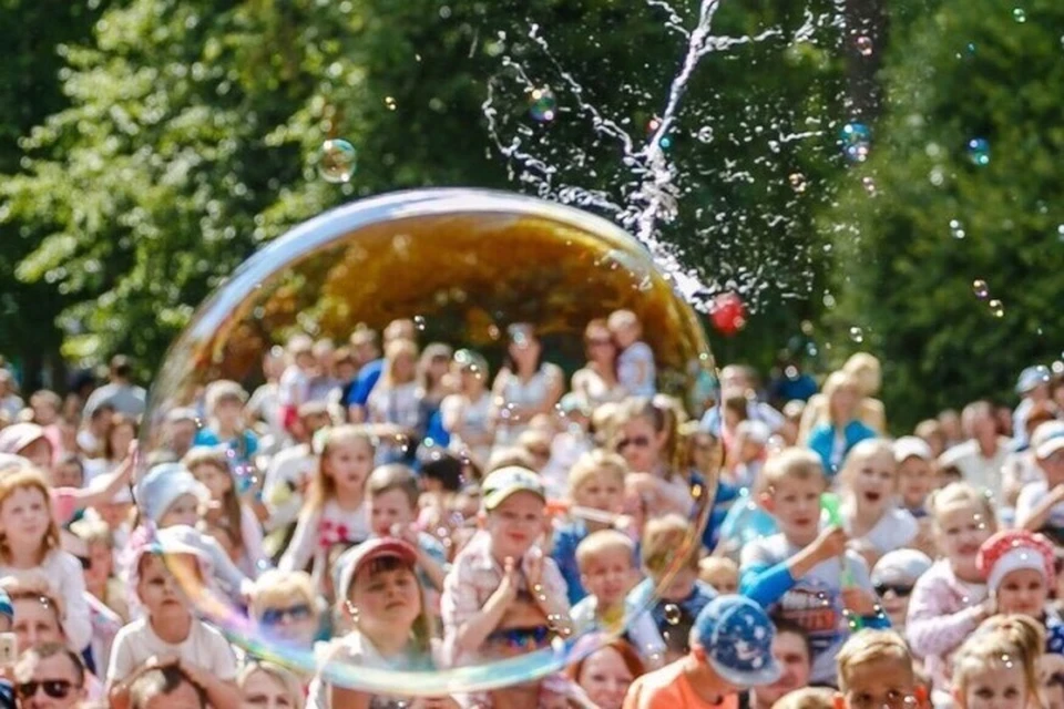 Проводим выходные весело и ярко! ФОТО: организаторы фестиваля мыльных пузырей.