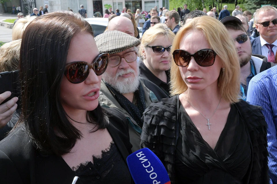 Ксения и Екатерина рассказали, что не по их вине в воскресенье, 12 мая, были перенесены похороны журналиста