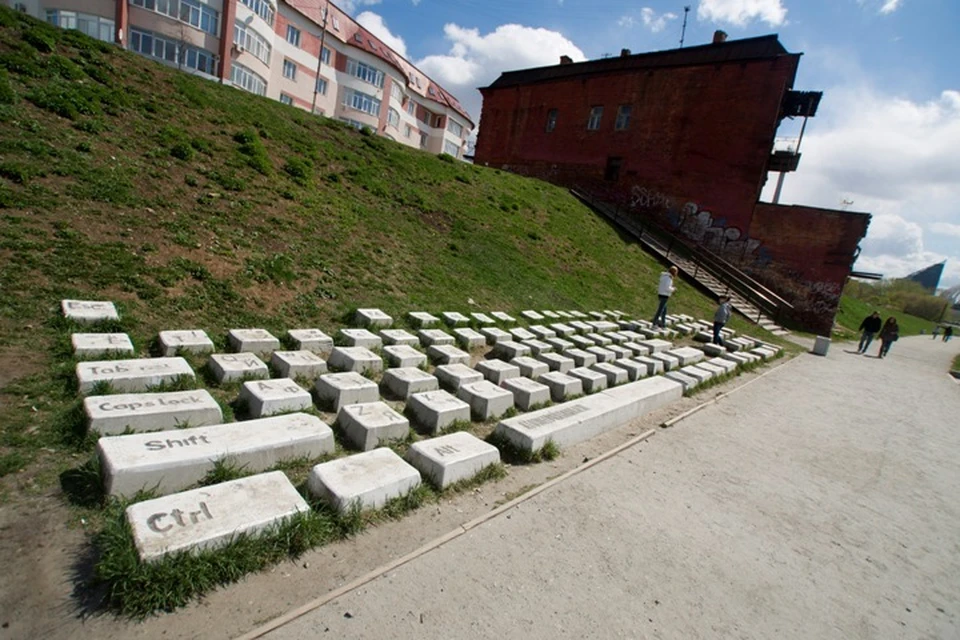 Памятник клавиатуре екатеринбург фото Того и гляди растопчут": екатеринбуржцы выйдут на защиту памятника клавиатуре - 