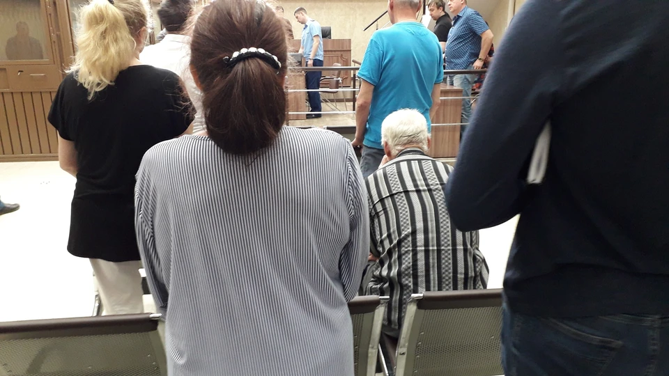 В зале суда - сплошь пенсионеры. Для каждого из них процесс является сильным стрессом.