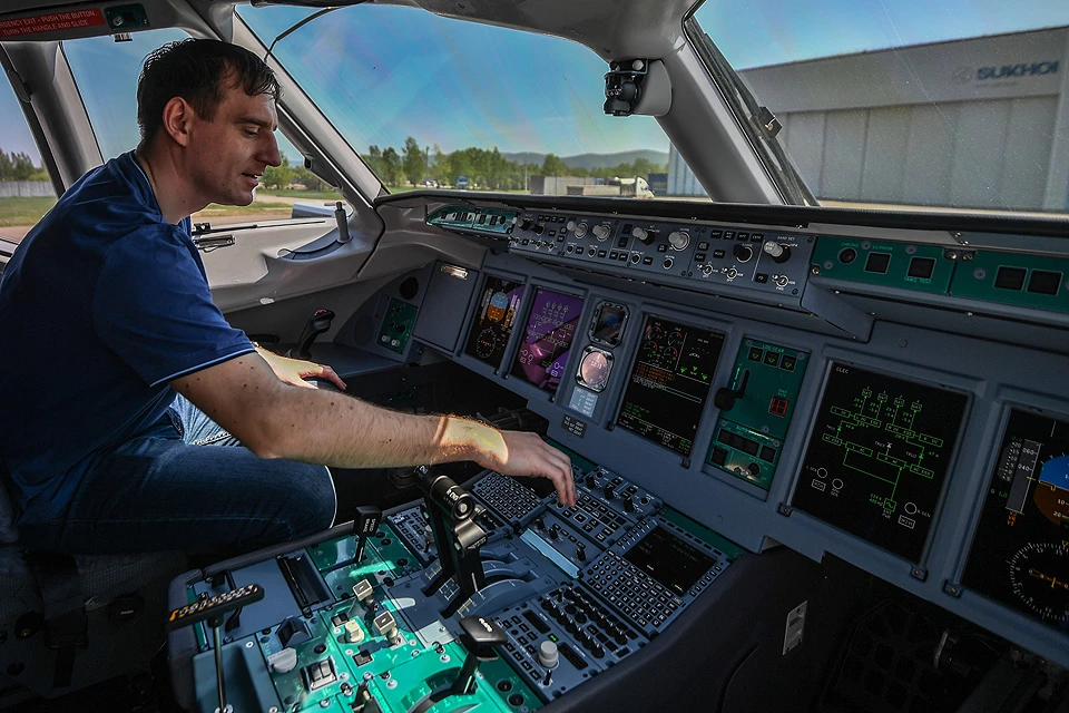 Комсомольск-на-Амуре. В кабине пилота самолета "Сухой Суперджет" перед перед показательным полетом.