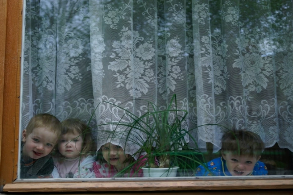 Не оставляйте детей одних в помещениях, где открыто окно или закрыто так, что ребенок сможет с легкостью его открыть