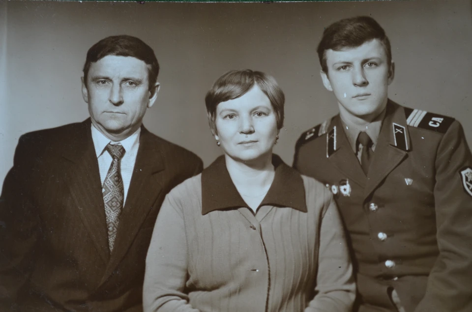 Александр Сергеевич и Нина Семеновна Манаенковы со своим сыном Виктором