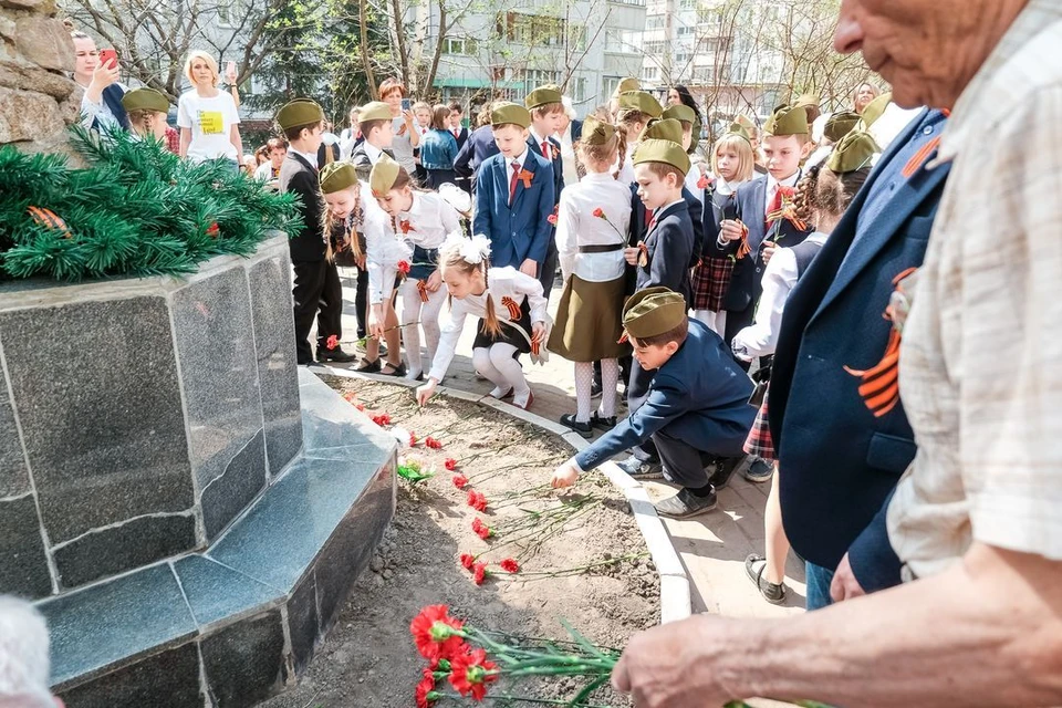 Ветераны, детсадовцы и курсанты военного института возложили живые гвоздики к мемориалу.